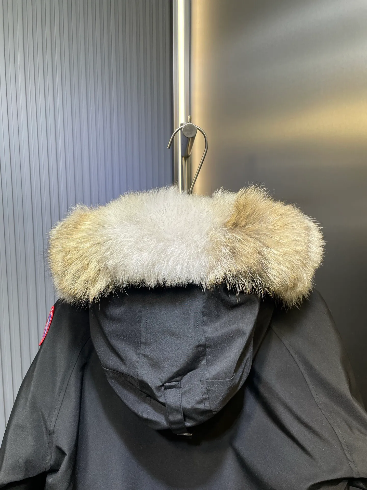 P760 original top quality Canada Goose #Chilliwa 7999M pilot short style/01 style #Men and Women Same Style# Synchronized anti-counterfeiting chip sensor! ➖ Imported 21S polyester-cotton blended original fabric [Last year’s 16S/18S hard fabrics have been completely eliminated, this year all use 21S synchronous fabrics, the soft mid-strap feels delicate and textured], synchronous Feather-Light 10D waterproof coating fabric, made of 84.5 polyester fiber and 15.5 cotton, 100% the best feel in the entire network! ➖ The official website synchronizes the national standard 80 white duck down, you can check the official website customer service, there will never be a series of misleading claims such as 90 down or goose down! ➖ Using the best nylon lon lining with double double-layer sealing design, anti-down 7 needles + grid-filled down ready-made garments, there will be 100% no so-called velvet running! ➖ The cuffs are designed with thickened seamless threads, and the collar and pocket lining are made of top-notch warmth and comfort! ➖ Yoshida YKK provides original custom-made electroplated sliders. YKK two-way lockable zippers are tight and smooth and will not peel off paint! ➖ 3M composite guarantees that the Velcro is the same as the original, durable, and all accessories and hardware are custom-made! ➖ Customized 10,000-needle embroidery labels imported from Behringer embroidery machines, 98% of which restore the original labels. You can check and compare on the official website! ➖ The fur collars are all made of large pieces of Western Canadian blue wolf hide, ensuring that each fur collar is 13-15cm wide!   Size:XS-XXL
